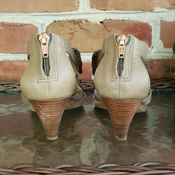 Pelle Moda Beaded Back Zip Stacked Heel Sandals 7M - Picture 7 of 8